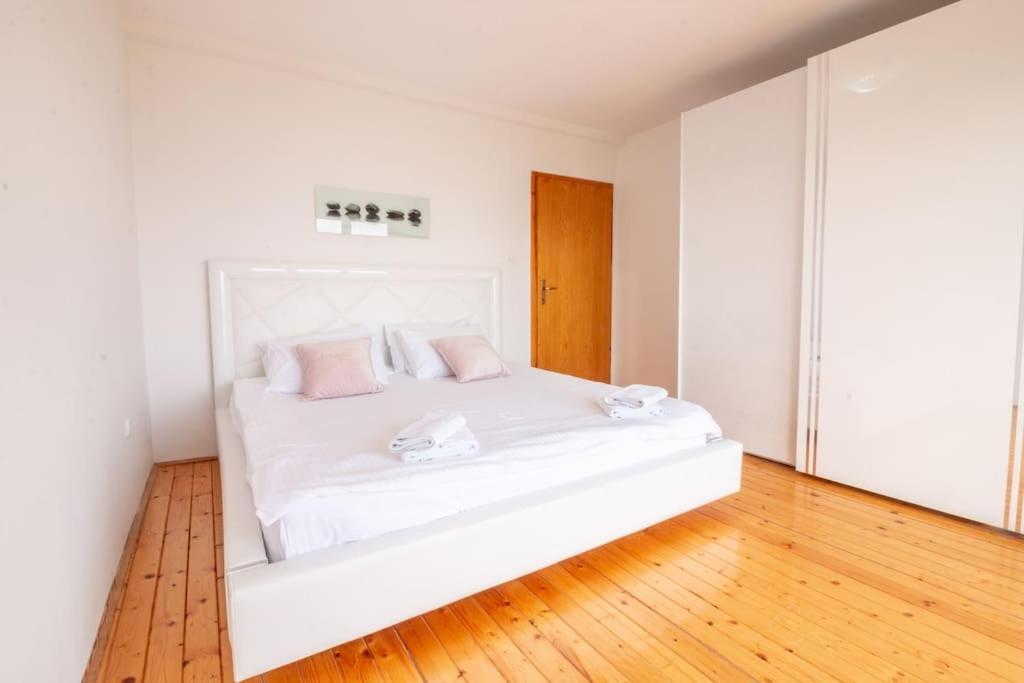 Casa Farmak - 4 Bedroom Lux Apartment With Infinity Pool & Lake View オフリド エクステリア 写真